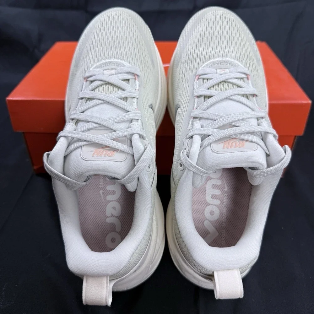 Size 7 Nike Vomero 18 Light Bone Metallic Silver Women's Running Shoes Men's 5.5